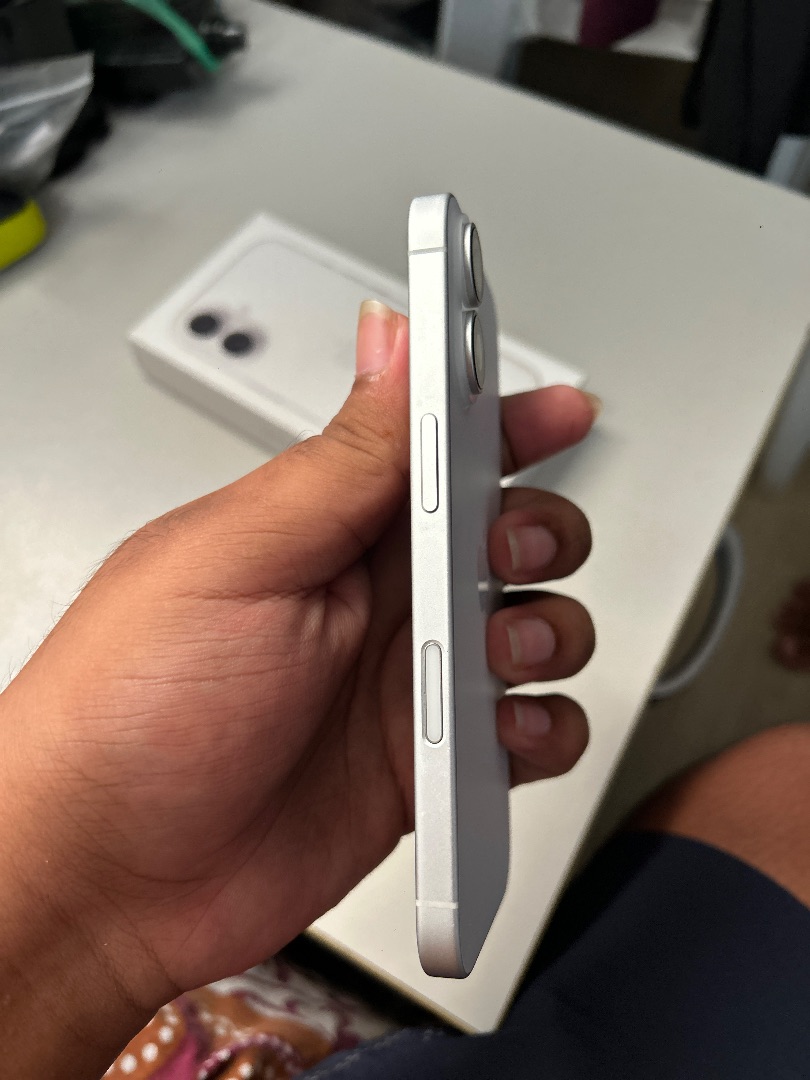 Apple iPhone 16 White thumbnail 4