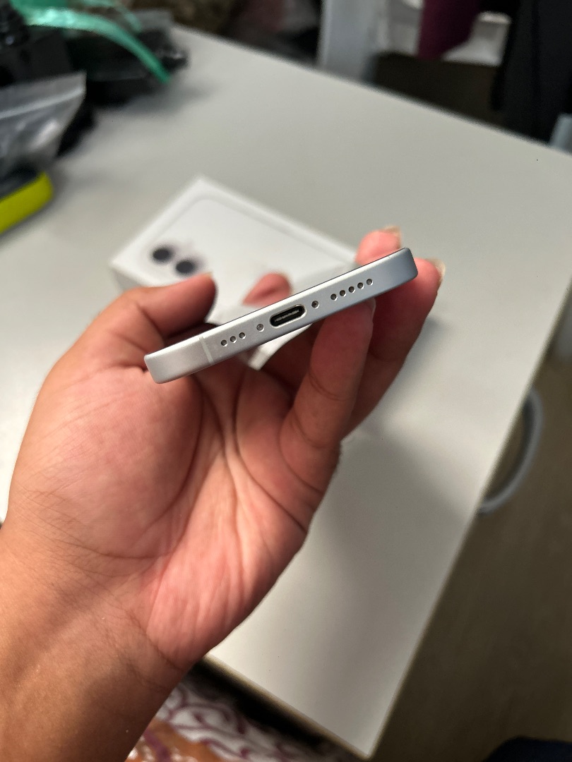 Apple iPhone 16 White thumbnail 5