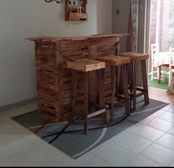 Pallet Wood Bar Counter with 3 Stools