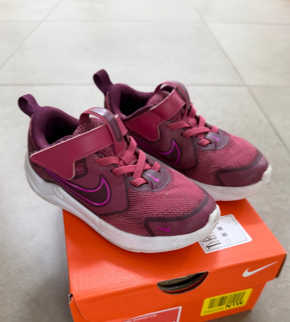 Nike Cosmic Runner Kids Shoes Burgundy Size 27 thumbnail 2