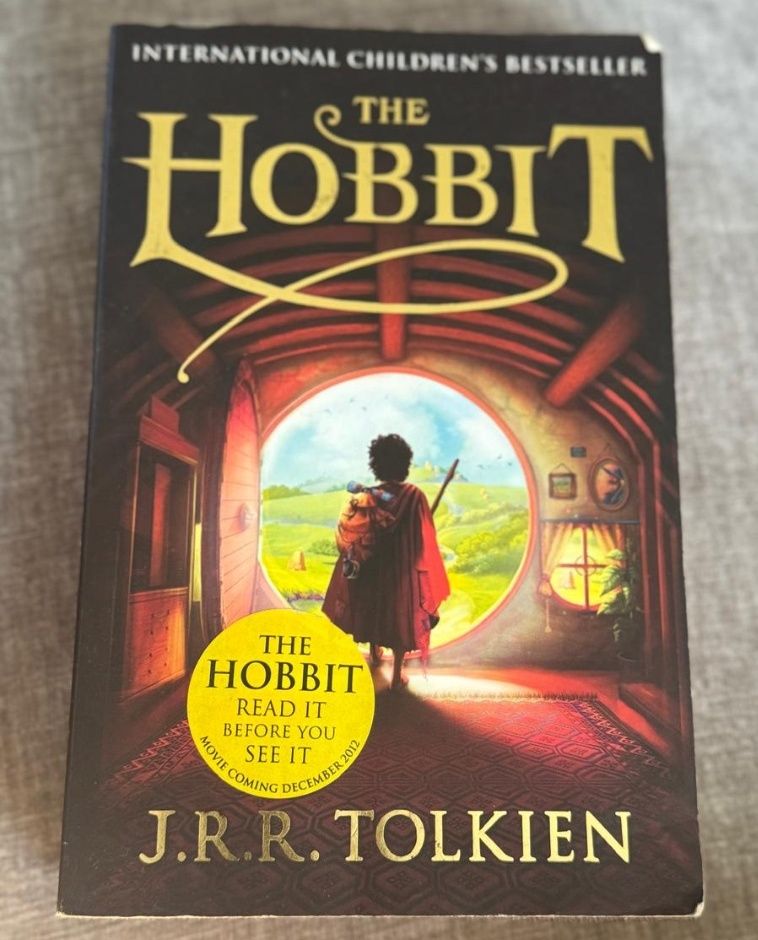 The Hobbit - J.R.R. Tolkien (Paperback)