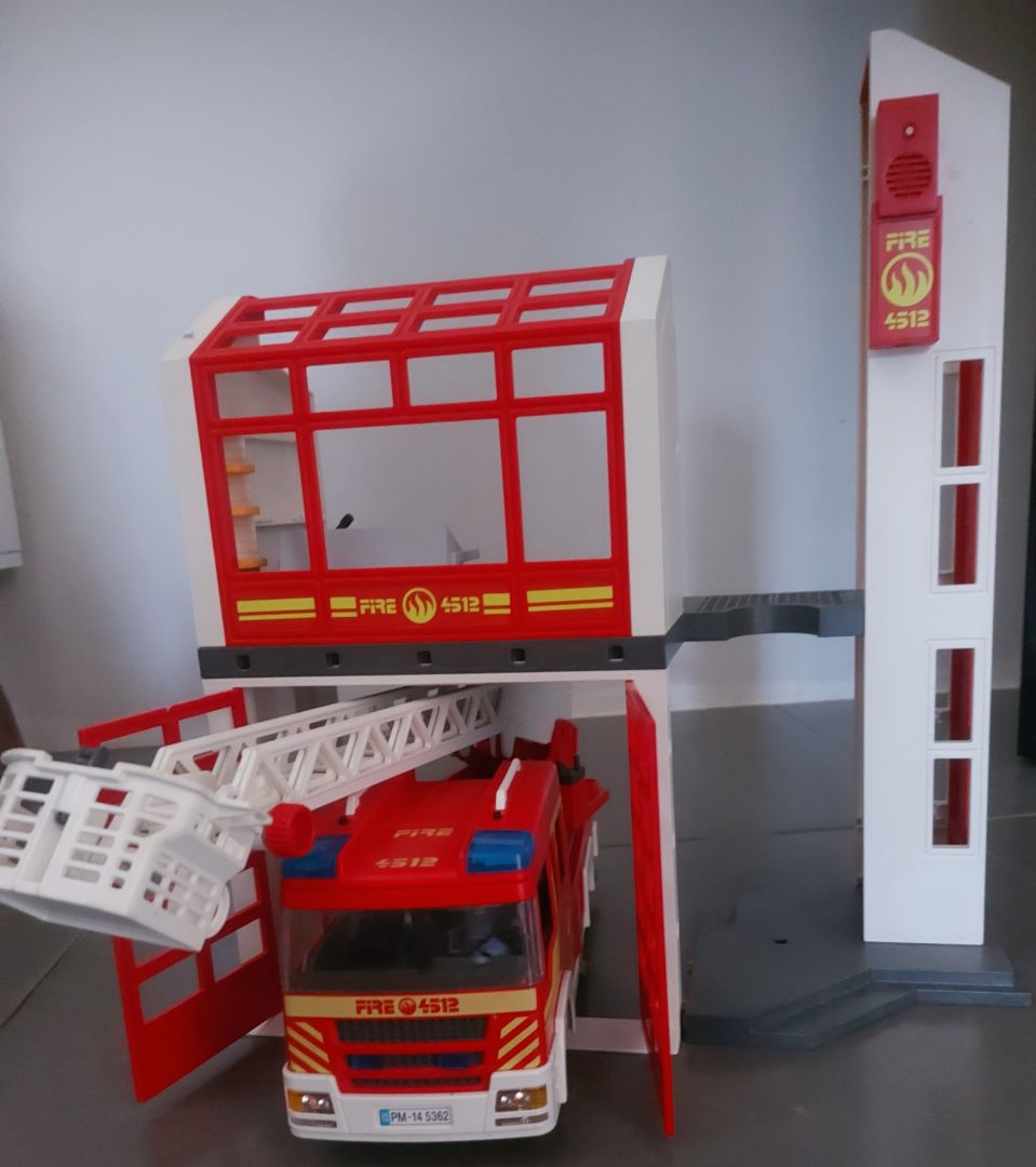 Caserne de pompiers Playmobil 4512 avec camion