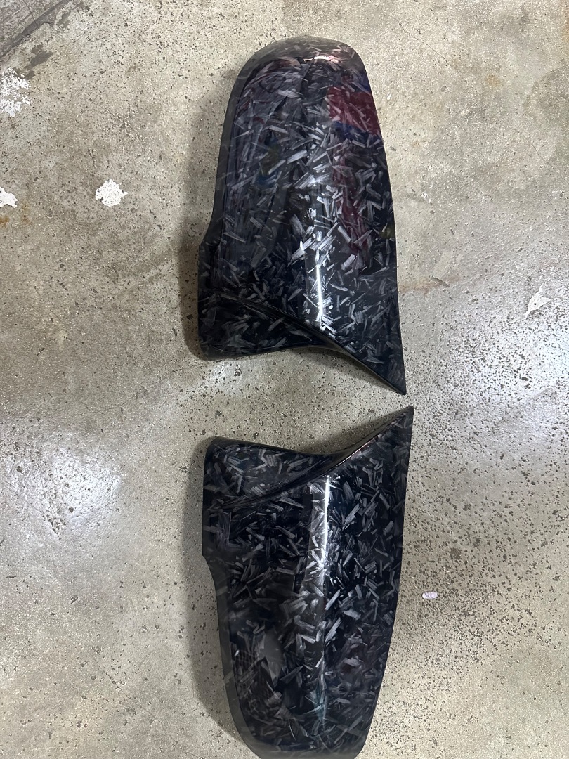 Coques de rétroviseurs en carbone forgé